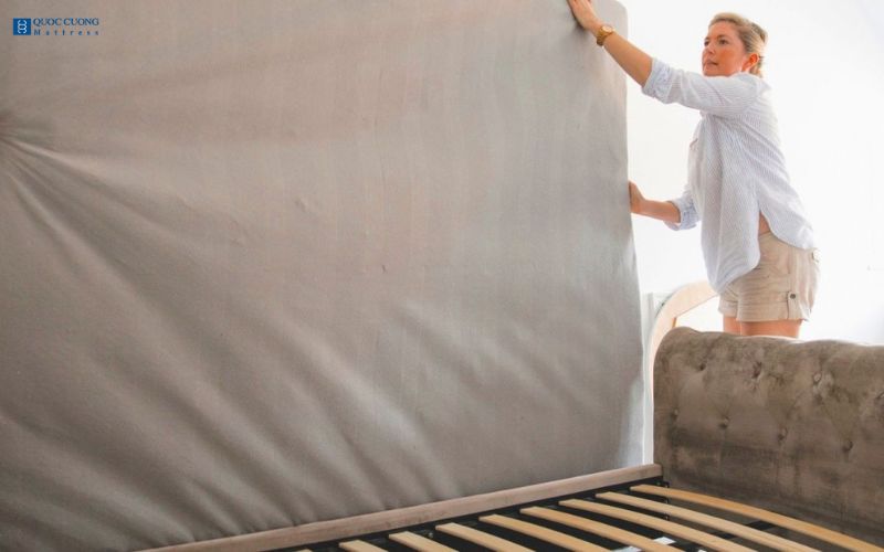 Cách khắc phục nệm bị lún: Lật và xoay nệm đều đặn