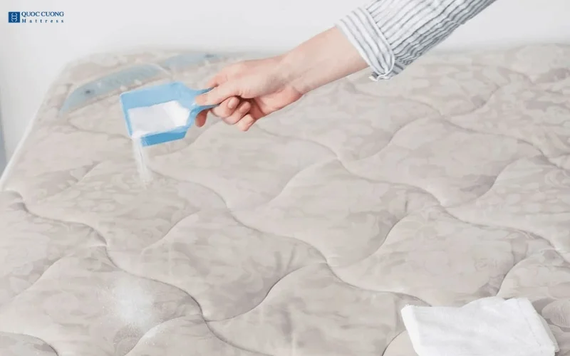 Xử lý đệm bị dính nước tiểu bằng nước muối loãng