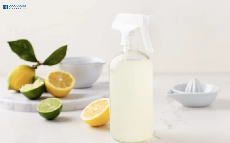 Xử lý đệm dính nước tiểu bằng nước chanh