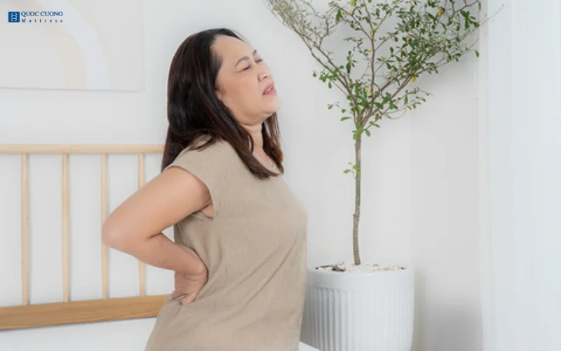 Đau lưng nên nằm đệm cứng hay mềm: không nên chọn đệm quá cứng