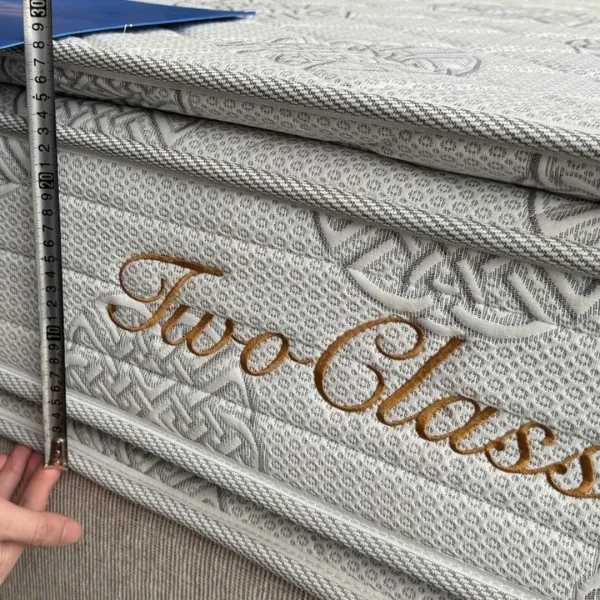 Đệm lò xo liên kết twoclasses dày 28cm mang lại cảm giác sang trọng cho phòng ngủ