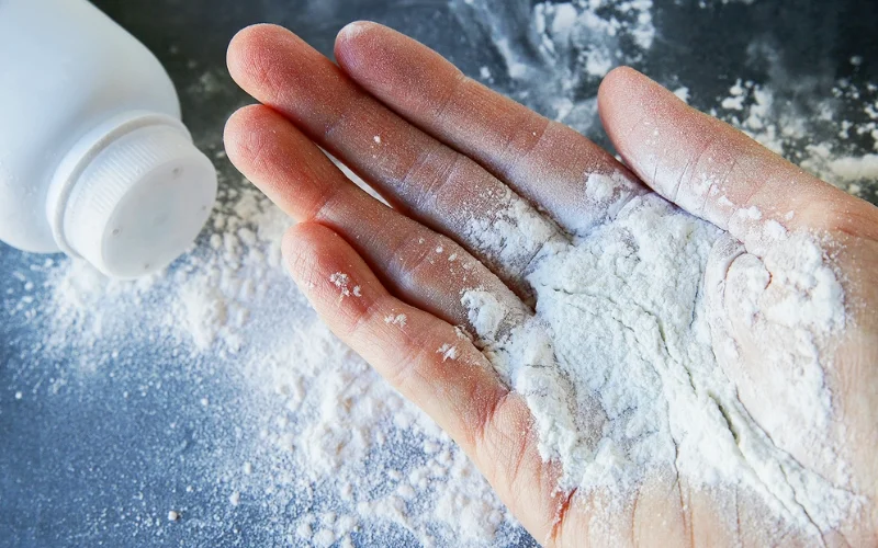 Khử mùi nước tiểu trên nệm bằng baking soda và máy hút bụi