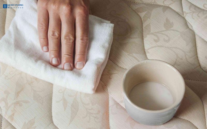 Khử mùi hôi trên nệm bằng rượu và nước ấm