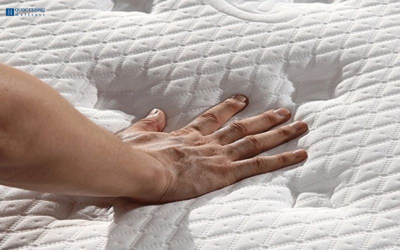 Nằm đệm lò xo bị đau lưng do đệm xuống cấp, xẹp lún