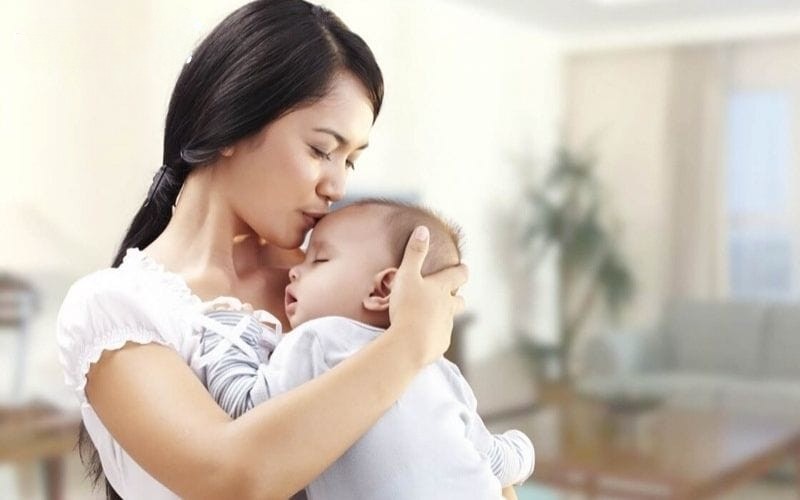 Bé ngủ hay giật mình ra mồ hôi trộm do Hội chứng ngưng thở khi ngủ