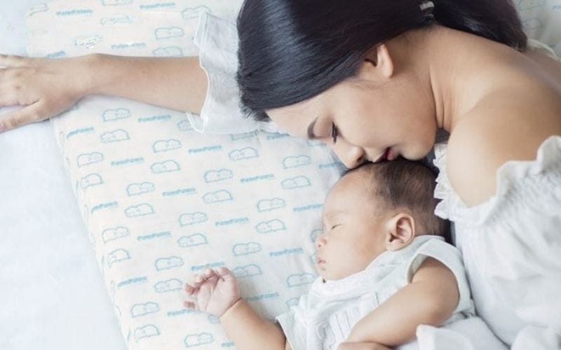 Bé ngủ hay giật mình ra mồ hôi trộm do Môi trường ngủ nóng, bí bách