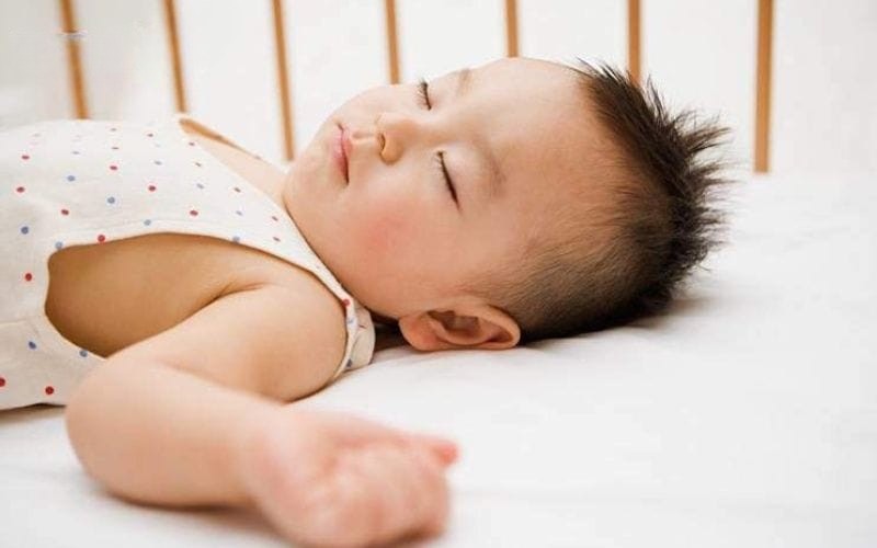 Bé ngủ hay giật mình ra mồ hôi trộm do Trẻ thiếu vitamin D