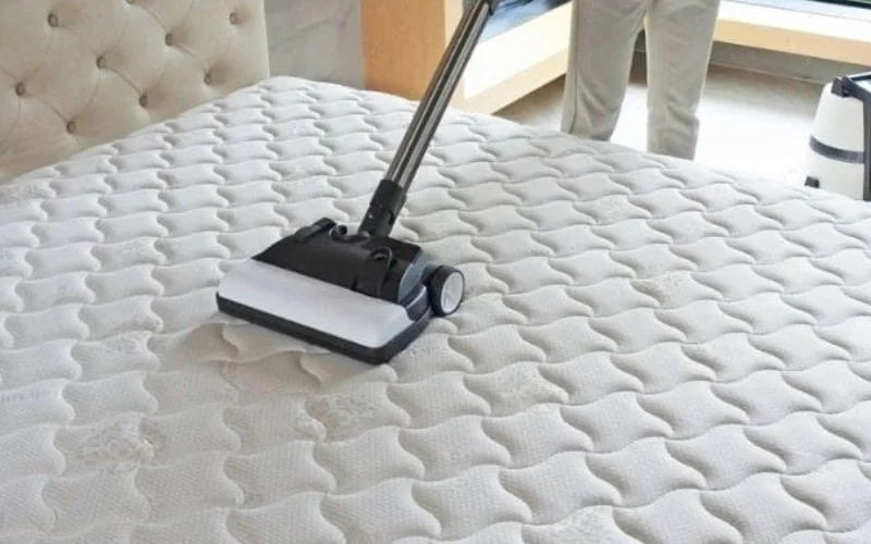 Cách bảo quản đệm lò xo: Làm đệm ngay sau khi dính bẩn