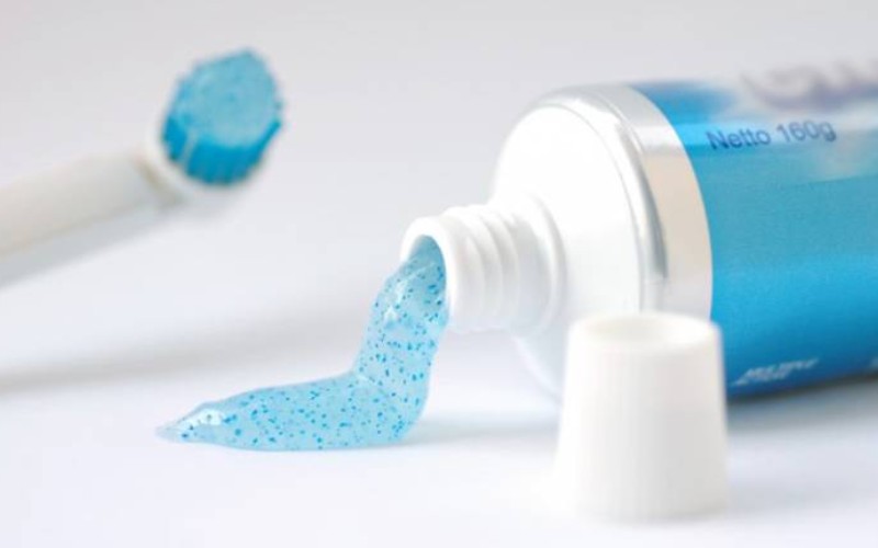 Sử dụng kem đánh răng