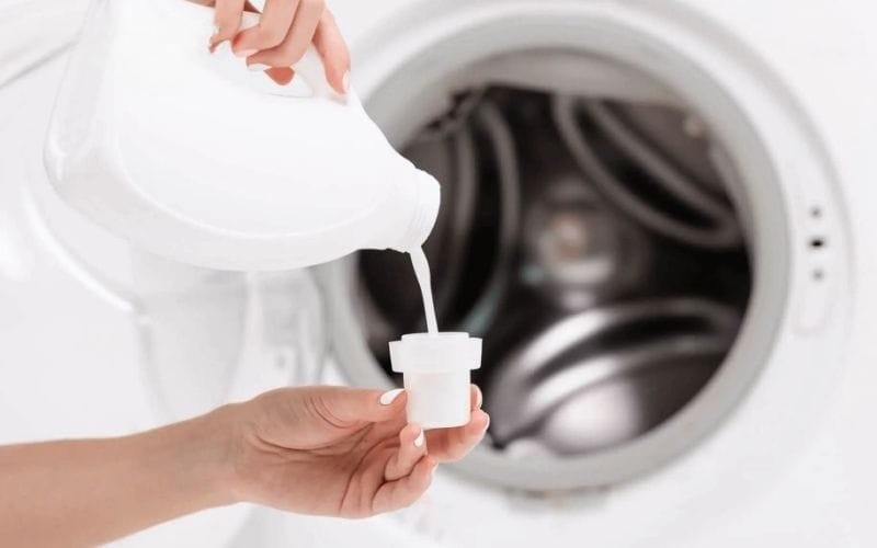 Tẩy vỏ gối bị mốc bằng nước tẩy chuyên dụng