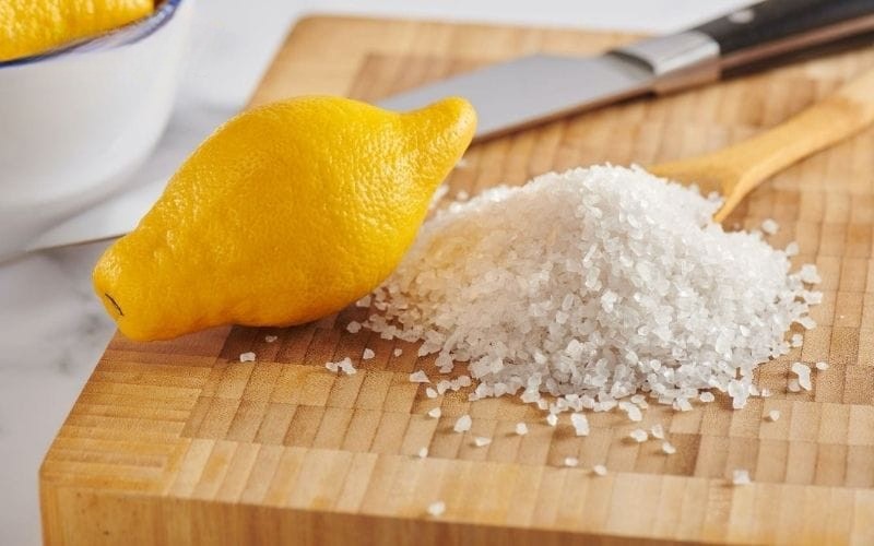 Cách tẩy vỏ gối bị mốc bằng chanh và muối