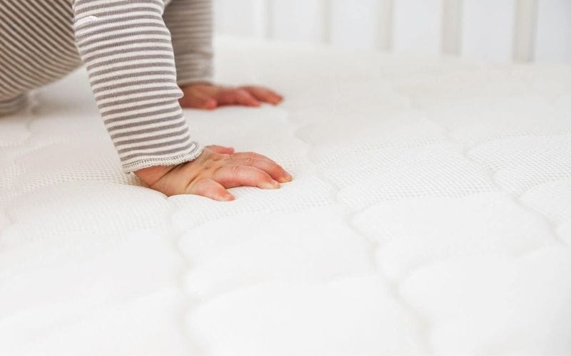 Chọn đệm cứng vừa phải cho trẻ em