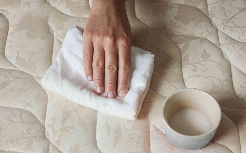 Nệm bị bẩn do chất lỏng thấm lâu ngày