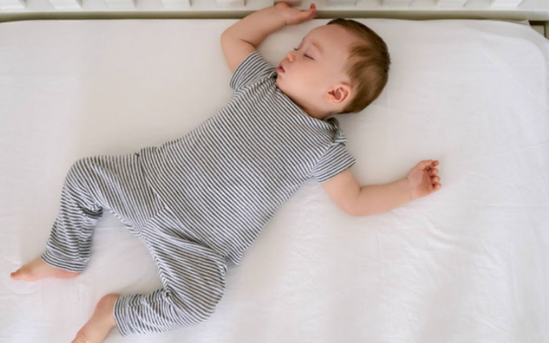 Nguyên nhân trẻ sơ sinh nằm đệm bị nóng lưng: Trang phục không phù hợp