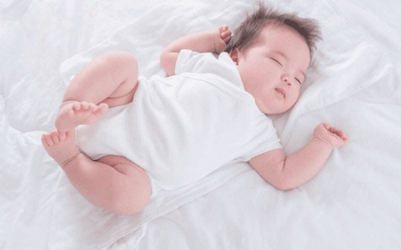 Chất lượng đệm và chăn nệm là nguyên nhân chính khiến trẻ sơ sinh nằm nệm bị nóng lưng